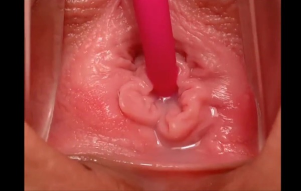 Вход во влагалище с девственной плевой крупным планом. Целка демонстрирует свою киску