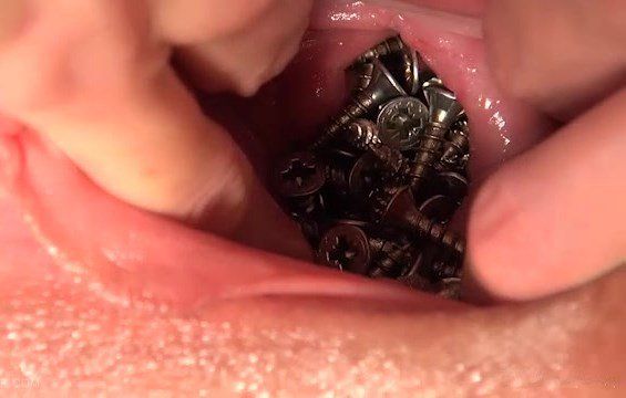 Раздолбала манду рукой и накидала в вагину шурупов