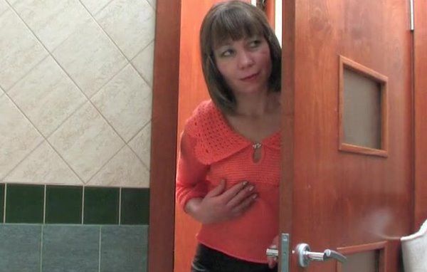 Мамка подглядывала как сын моется в душе, возбудилась и приставала